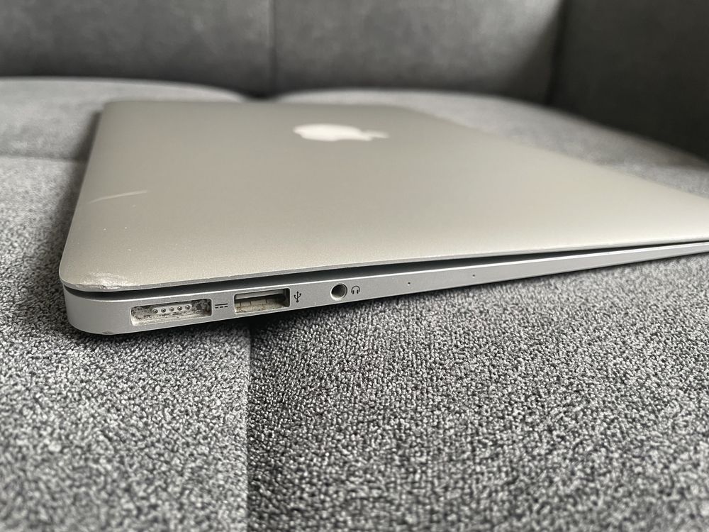 MacBook Air 2017 (8gb RAM, 125gb, Intel Core i5)
