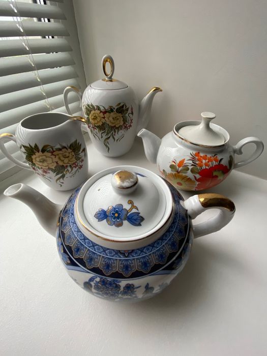 Посуда,фарфоровые тарелки,блюдо,сахарница,чашка,чайник,молочник