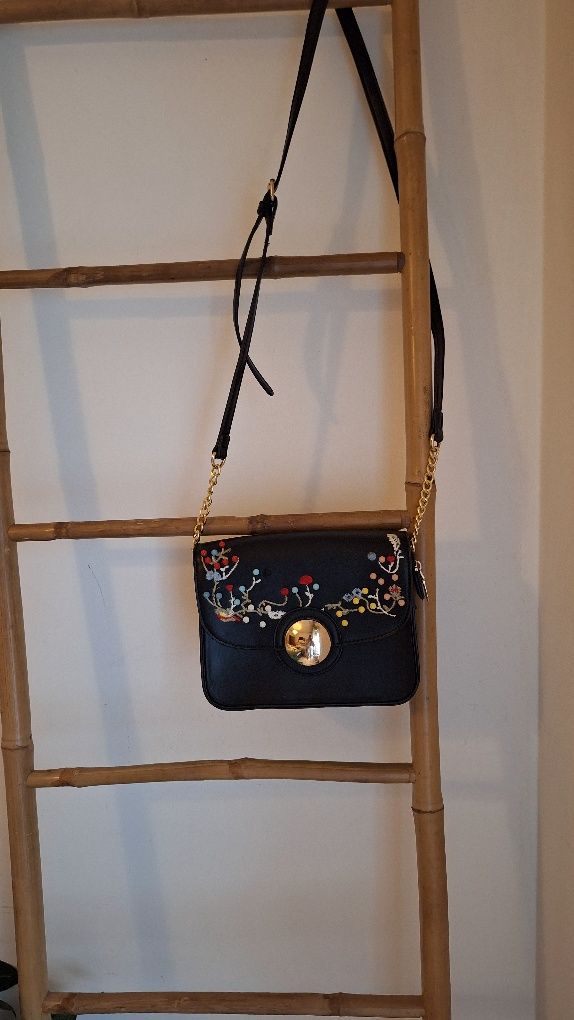 Carteira preta floral
