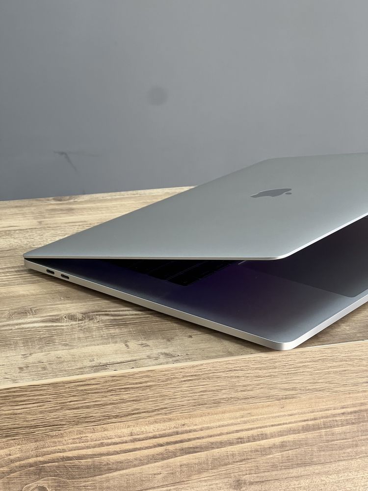 Macbook pro 15 2016 16gb 512ssd radeon pro 455