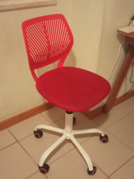 Cadeira de escritório (vermelha) com rodas