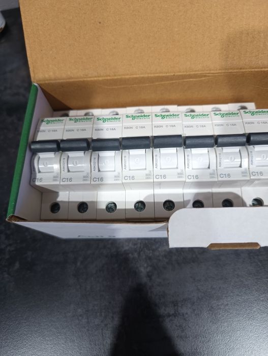 Wyłącznik nad prądowy Schneider c16