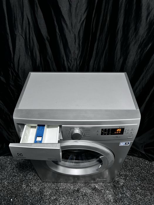 Серебристая стиральная машина Electrolux ews1064. Доставка бесплатно