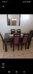 Mesa jantar preta extensível com as 6 cadeiras aveludadas..