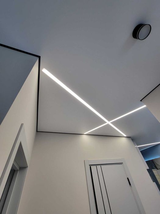 Натяжні стелі зі світловими лініями. Тренд останнього часу.