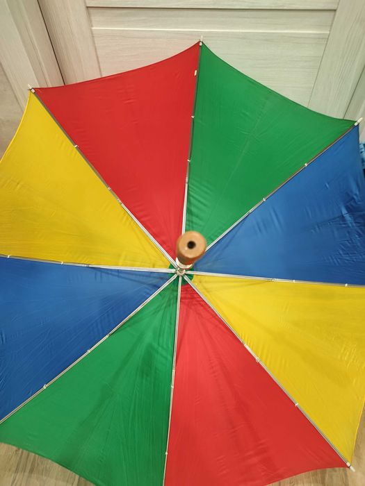 Duży starodawny parasol kolorowy akcesoria rzeczy prl