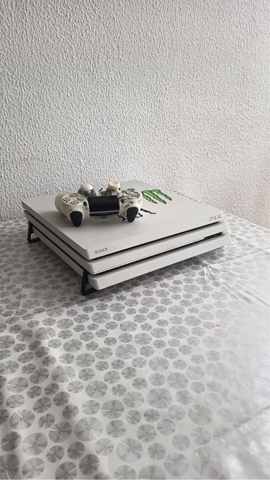 Ps4 branca 1TB com comando