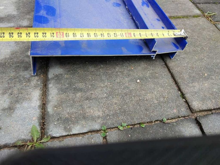 Parapety zewnętrzne aluminiowe.