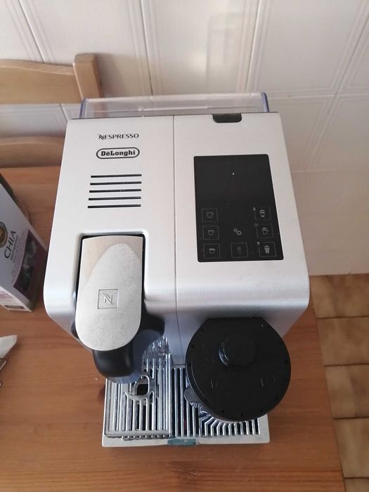 Máquina de café De'Longhi com pacotinhos de açúcar de brinde.