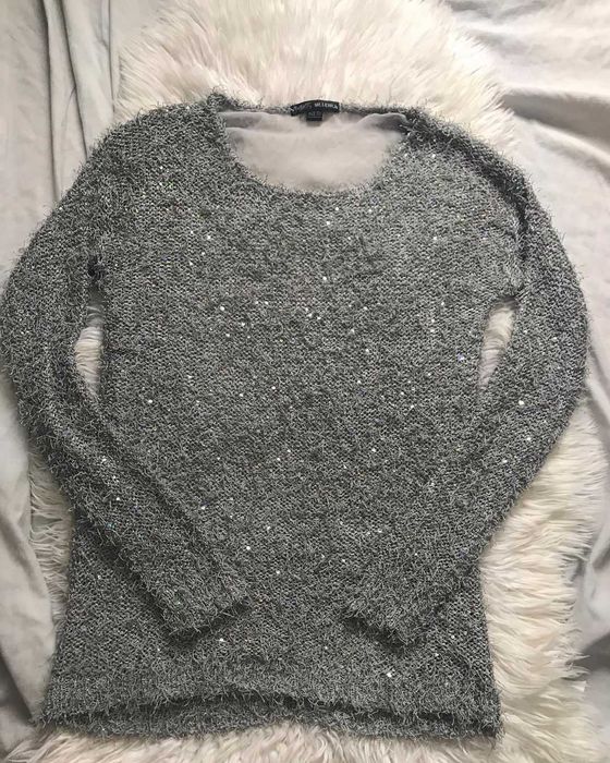 Camisola com detalhe de brilhantes e transparência nas costas