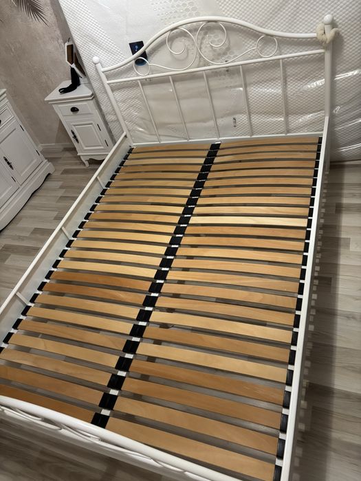 Łóżko Antic białe ze stelażem 140x200