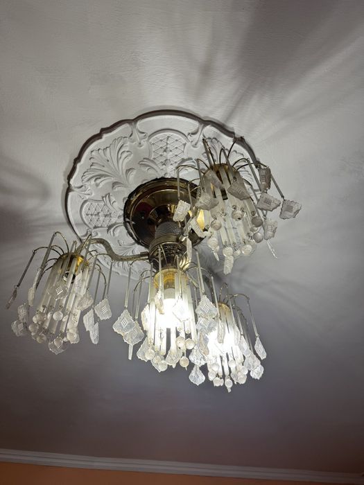 Люстра в кімнату