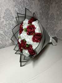 Букети та композиції з атласних троянд, троянди з атласної стрічки
