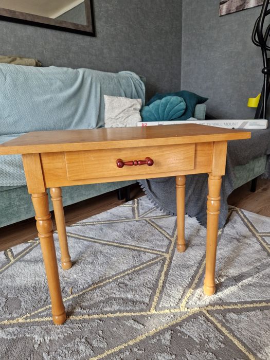 Mały stolik drewniany, tłoczony, vintage