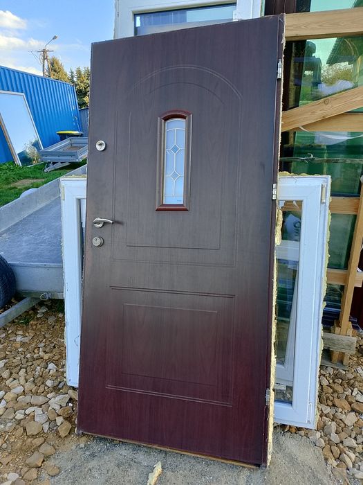 Drzwi zewnętrzne 100x209 metalowe brązowe szyba