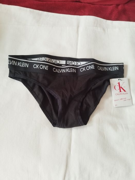Majtki firmy Calvin Klein .