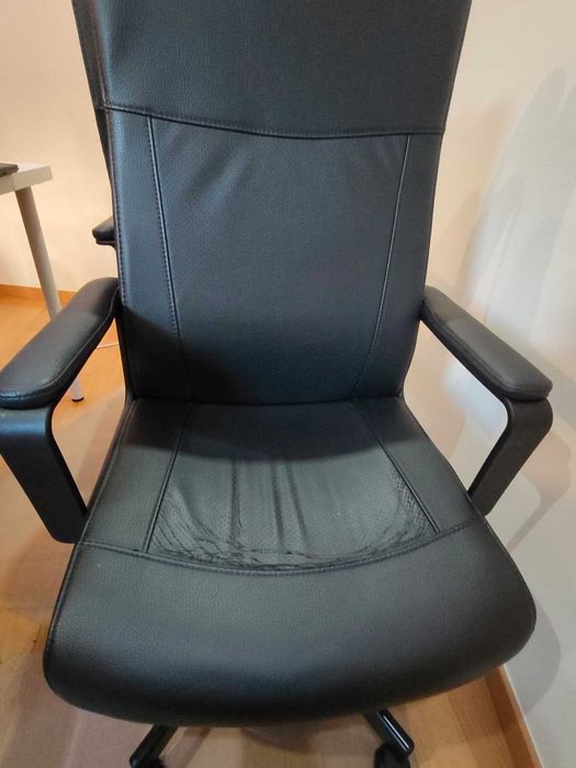 Cadeira de Escritório preta - ajustável com rodas