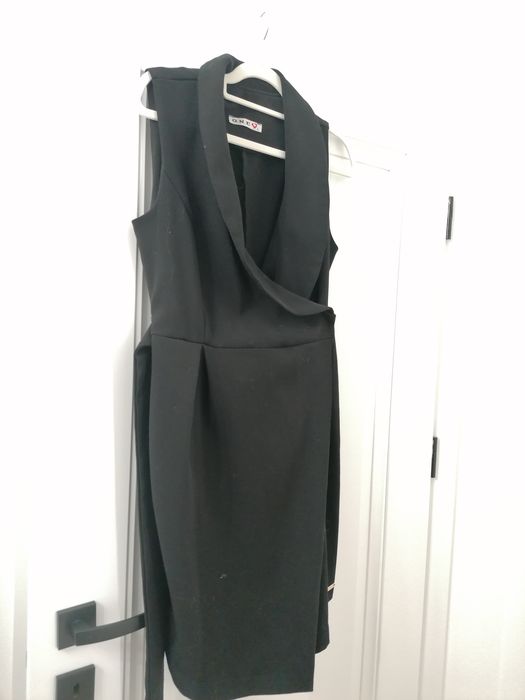 Czarna sukienka z głębokim dekoltem