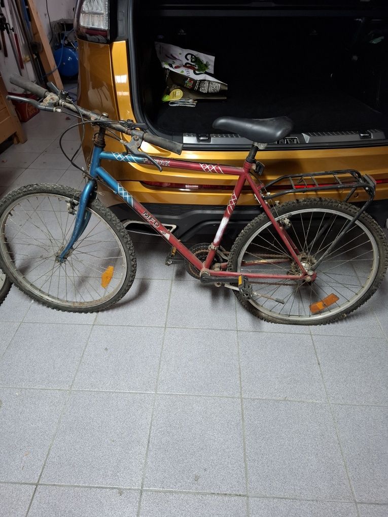 Duas bicicletas e usadas
