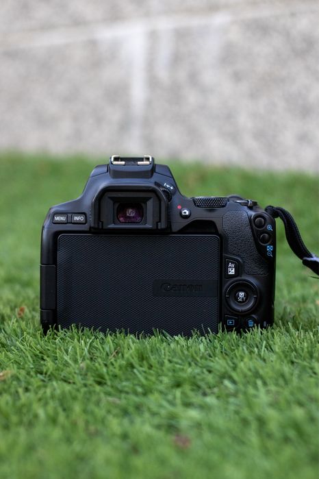 Canon 250d + Canon 70-200mm IS F4 + vario matrial canon