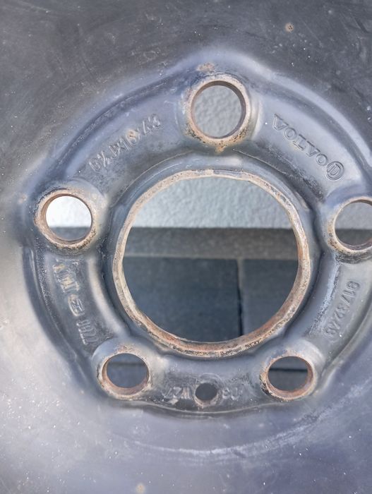 Felgi stalowe z oponami R16 Volvo 6,5Jx16x43