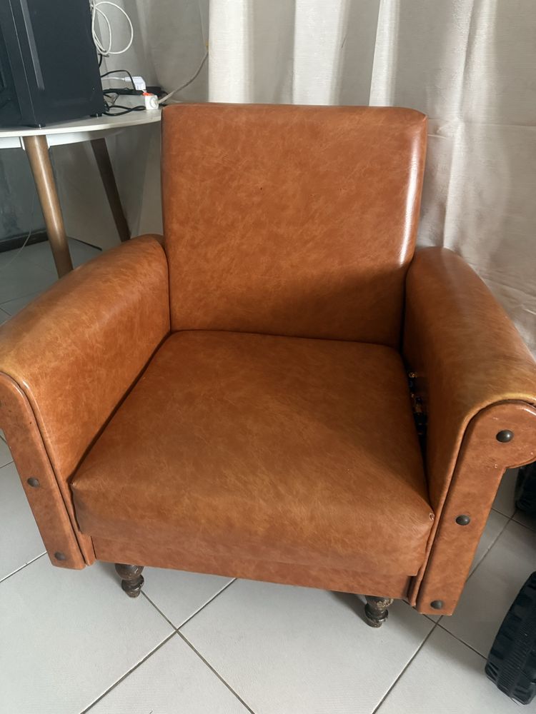 Conjunto de poltrona em pele