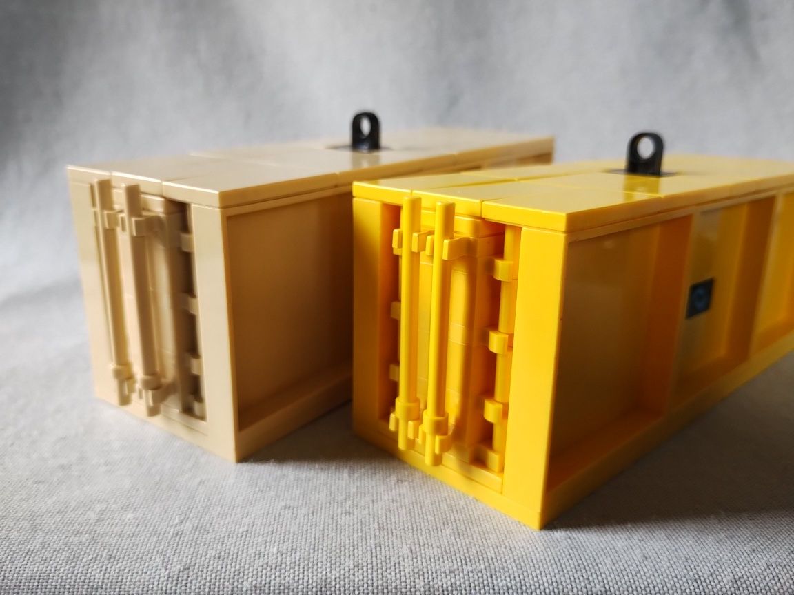 LEGO train, pociąg towarowy, wielki wagon kolejowy z kontenerami