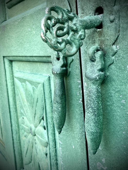 Hiszpańska, rzeźbiona szafa kolonialna z ażurowymi drzwiami chic