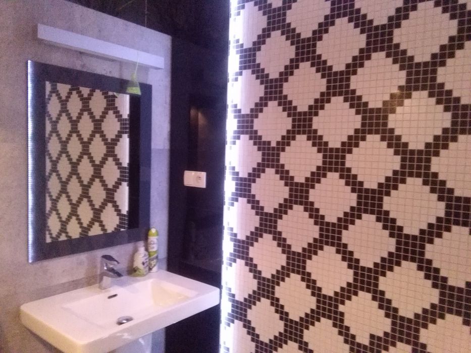 Plytkarz Glazurnik (układanie glazury)