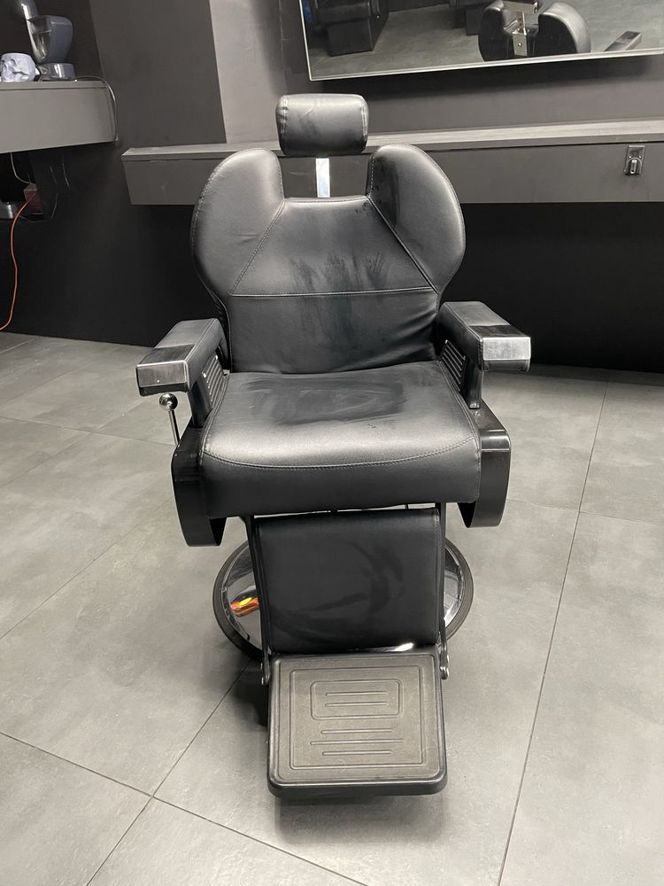 Fotel Barberski w dobrym stanie 5 sztuk dostępnych