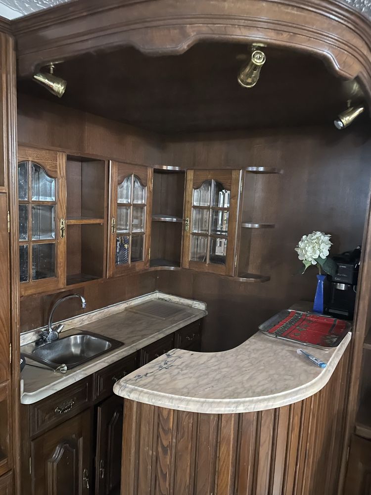 Bar antigo de canto – Ideal para sala de jogos ou espaço acolhedor