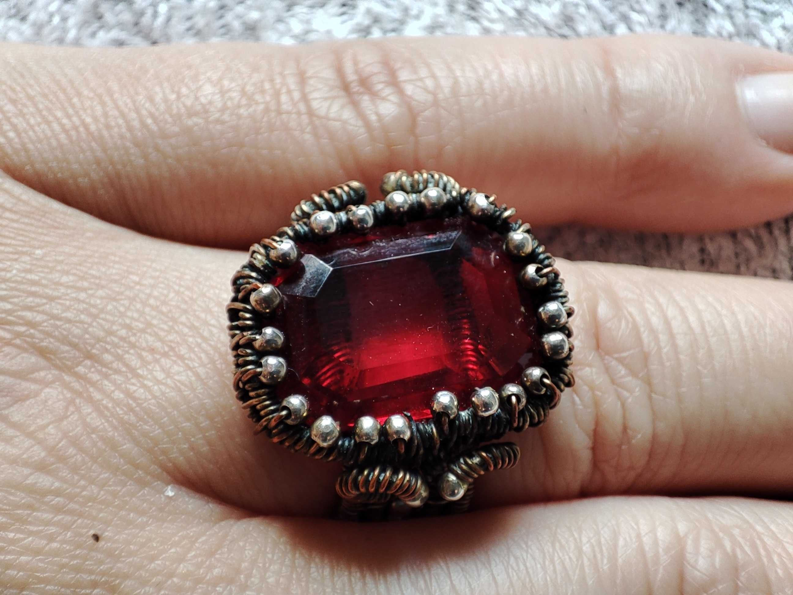 Unikalny srebrny pierścień z bordowym oczkiem. Metoda wire wrapping