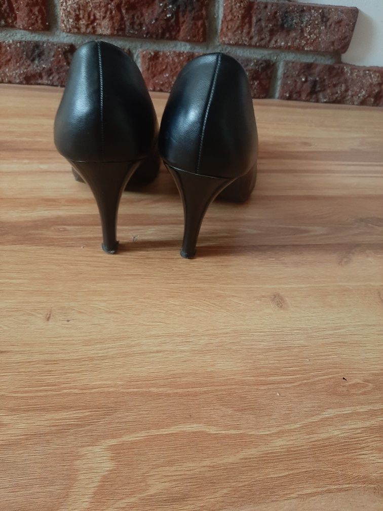 Czarne buty na szpilce