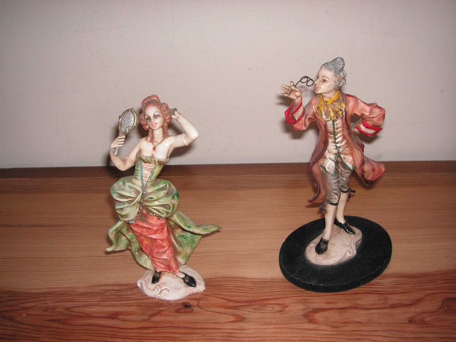 Estatueta Antiga -  Dama Depose Italy e Cavalheiro Mondor