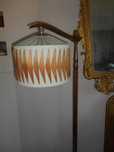 piękna lampa dębowa stojąca Vintage