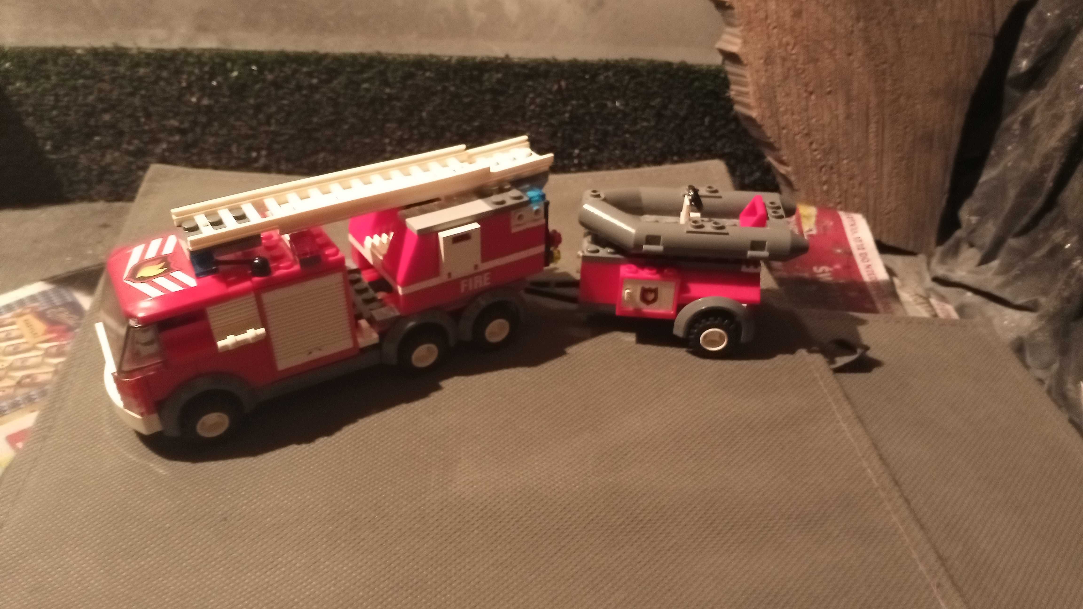 Klocki LEGO City Straż pożarna z przyczepą i pontonem