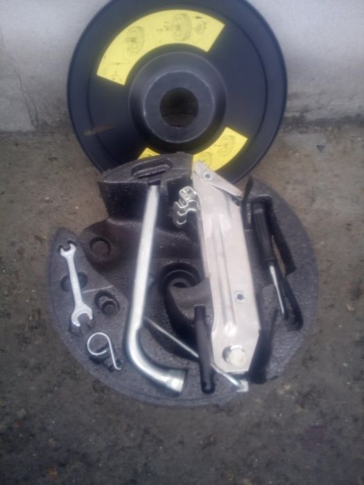 Wkład koła zapasowego podnośnik klucz itp Audi A4 B5 a6 a3 8l seat vw