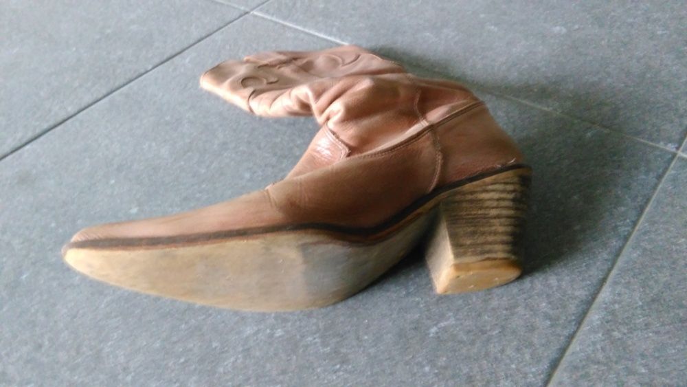 Botas cowboy com sola madeira, da marca sixtyseven