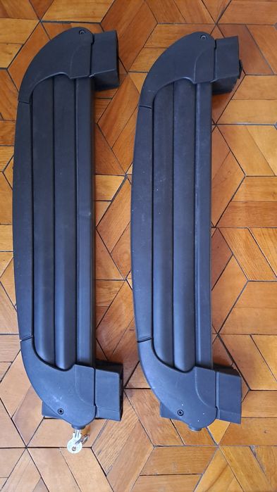 Uchwyt do nart mocowanych na dachu auta