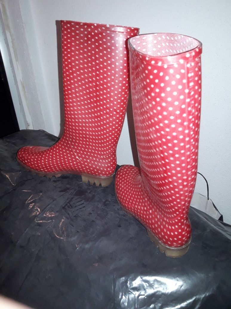 Botas de borracha para chuva azuis , castanhas e vermelhas