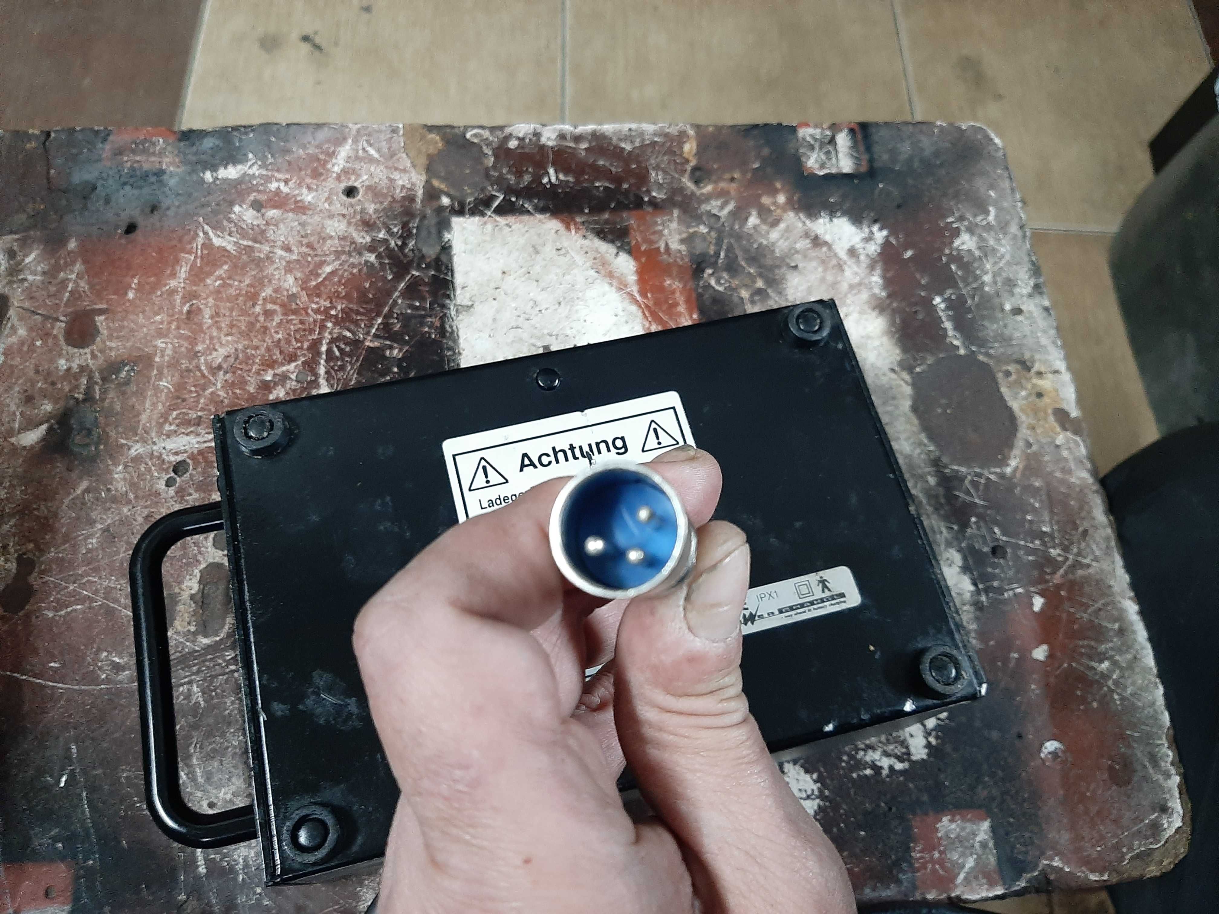 Ładowarka do wózka inwalidzkiego elektrycznego 24V, 8A