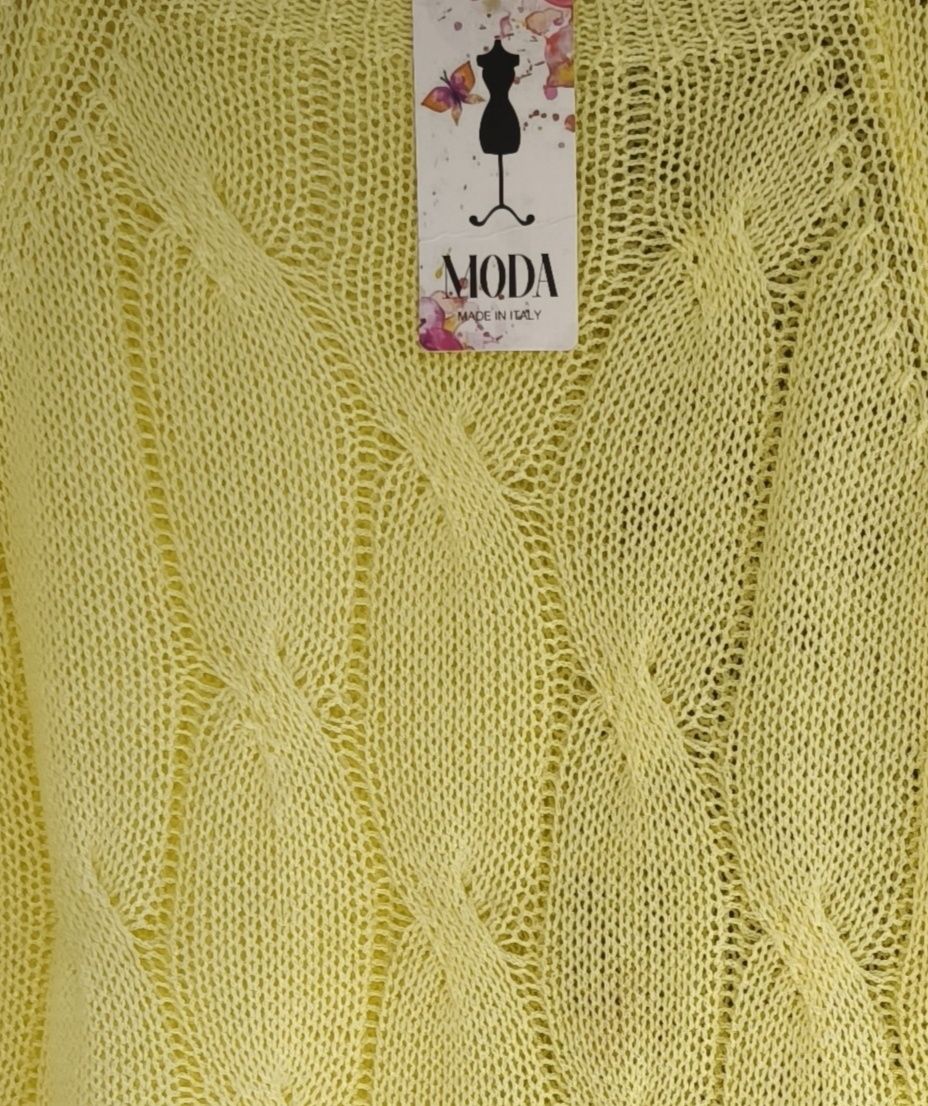 Camisola amarela , de malha fria. Manga comprida.