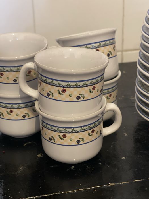 Conjunto de chávenas e pires de cerâmica