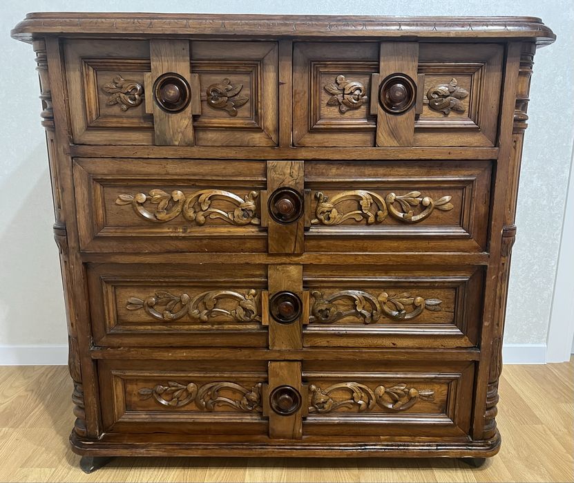Дерев’яний комод ручної роботи, антикварний стиль