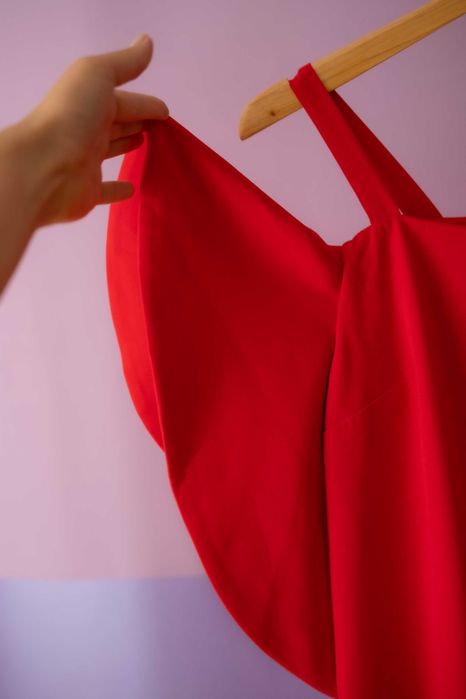 Дуже гарна червона сукня