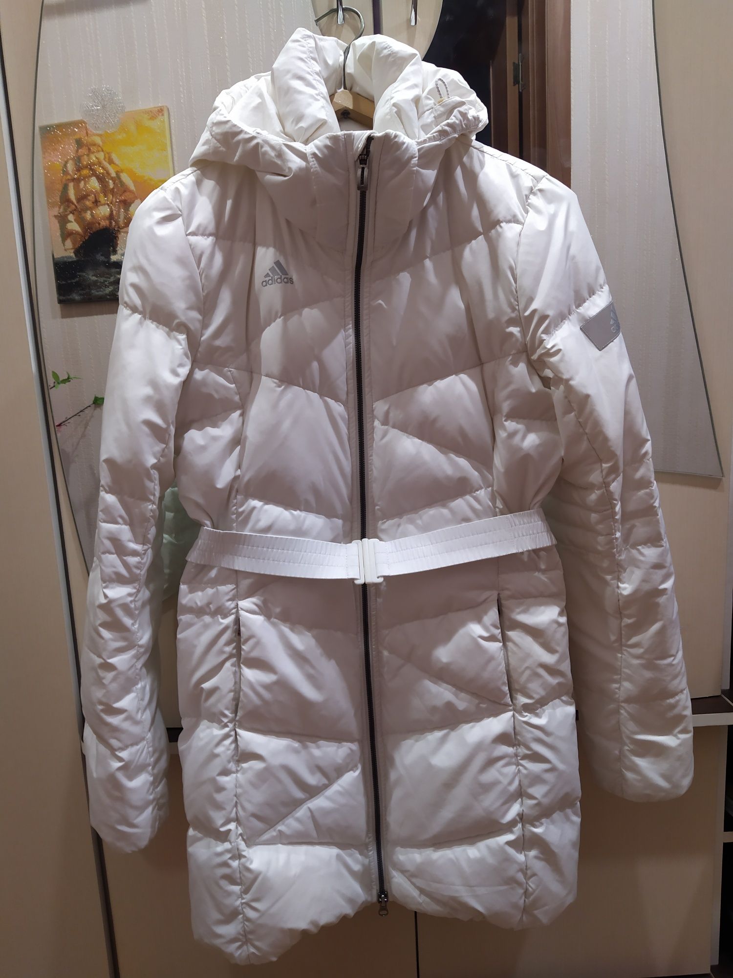 Пуховик Adidas, вище коліна.