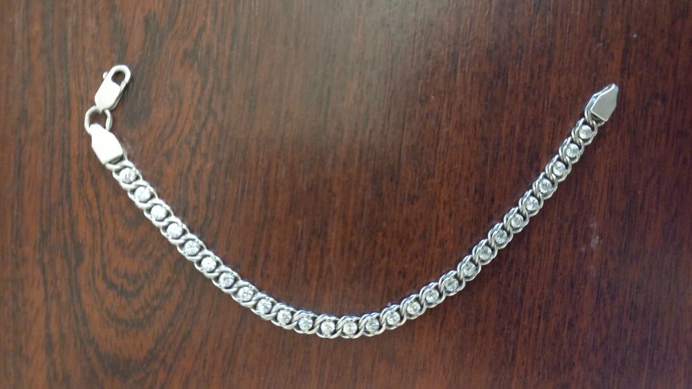 Продам серебрянный браслет с камушками из фианитов