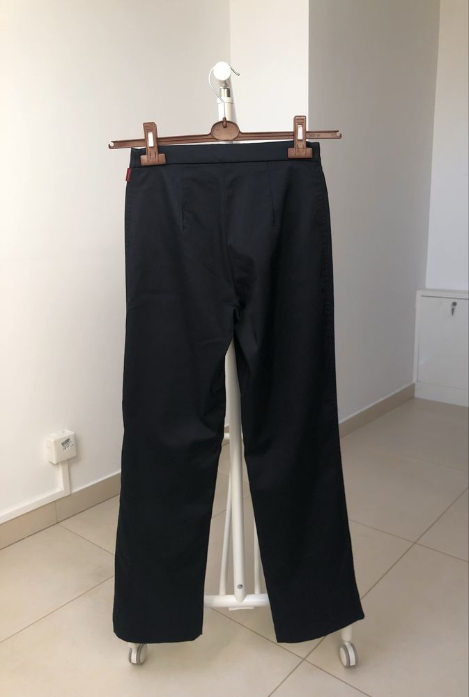 Czarne, klasyczne spodnie z prostymi nogawkami Montana Original