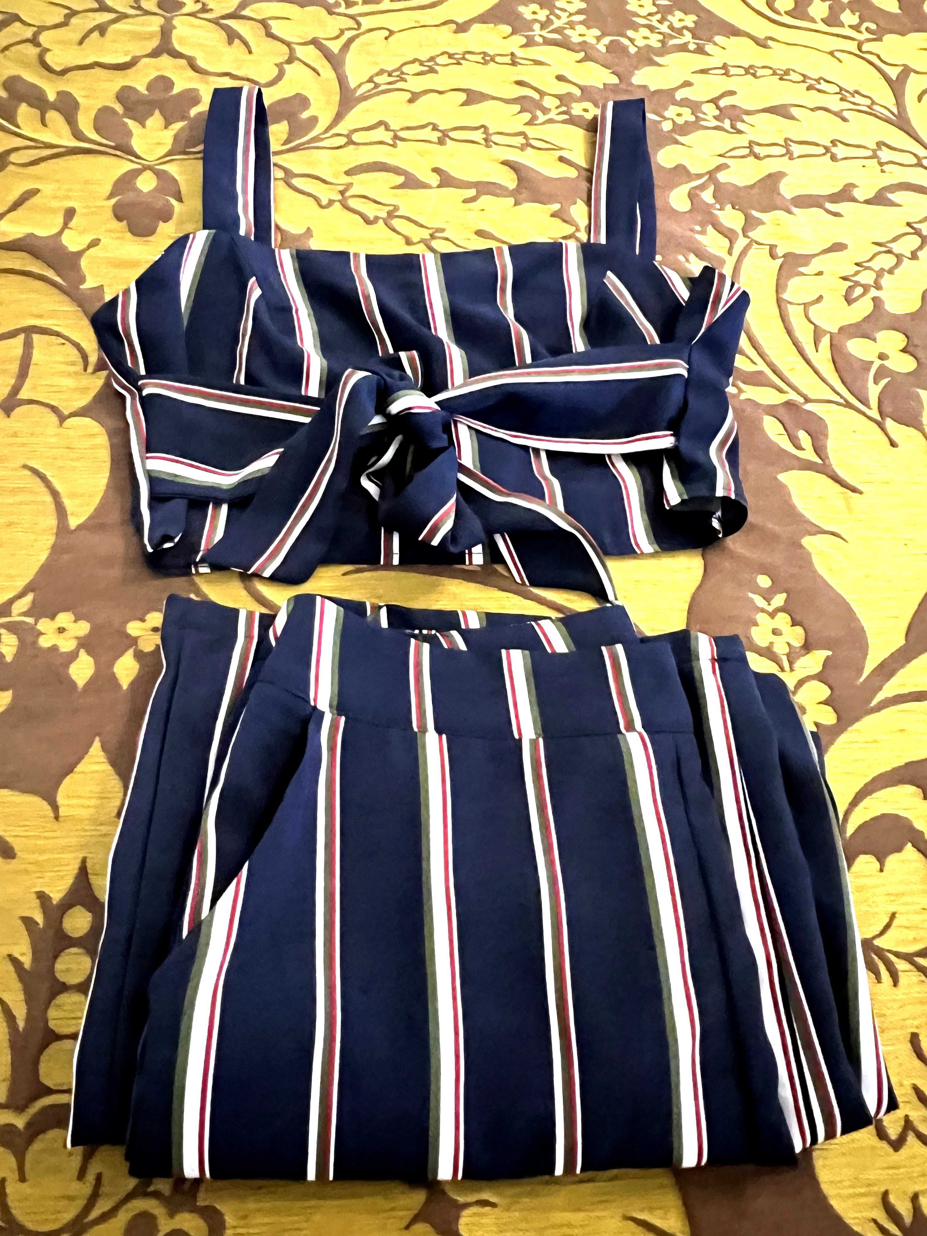 Conjunto duas peças/twin-set calças e crop-top com fita de laço Azul