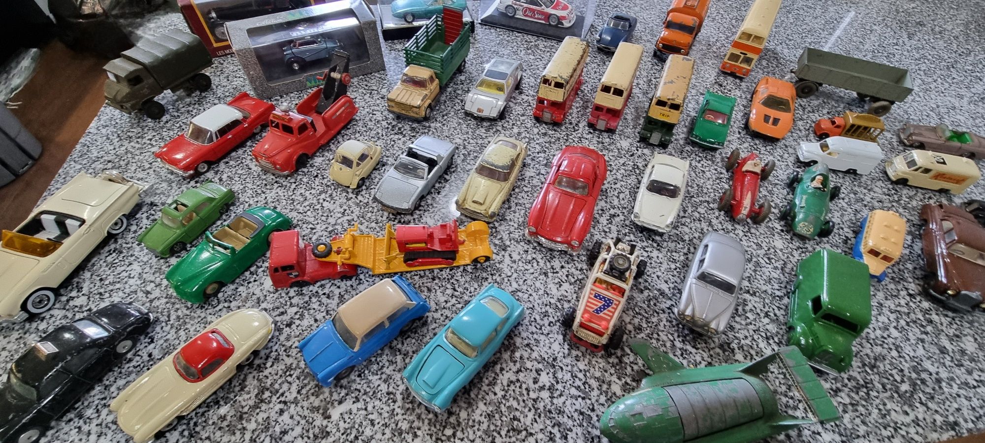 Varias miniaturas matchbox,metosul,corgi,dinky toys